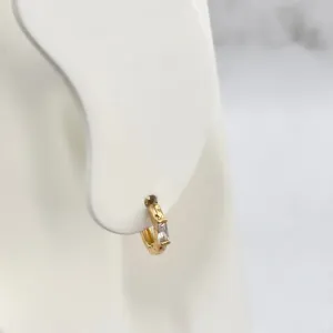 BRINCO MINI ARGOLA ARTICULADA COM PEDRA BAGUETE