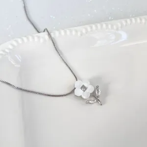 COLAR FLOR COM MADRE PÉROLA