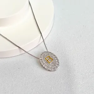 COLAR MEDALHA CRAVEJADA COM LETRA - B