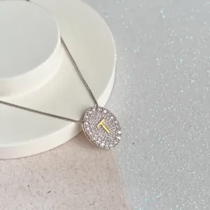 COLAR MEDALHA CRAVEJADA COM LETRA - T