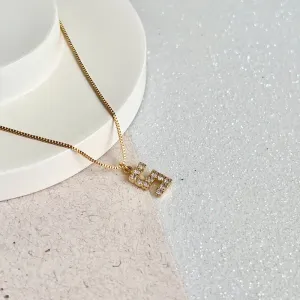 COLAR PINGENTE DE LETRA EM STRASS - S