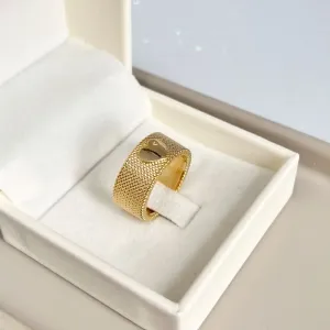 ANEL ALIANÇA COM CORAÇÃO E PONTO DE ZIRCONIA CRISTAL