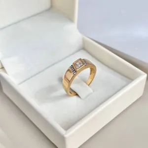 ANEL PEDRA QUADRADA COM MICRO ZIRCONIAS