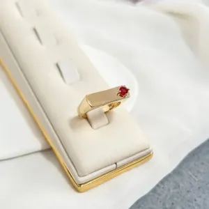 ANEL QUADRADO COM PEDRA NO CANTO - VERMELHO