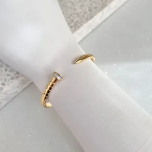 BRACELETE PREGO ABERTO COM ZIRCONIAS BAGUETES