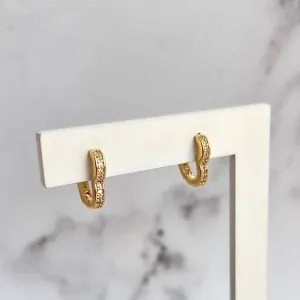 BRINCO ARGOLA ARTICULADA DE CORAÇÃO CRAVEJADA 1,3CM