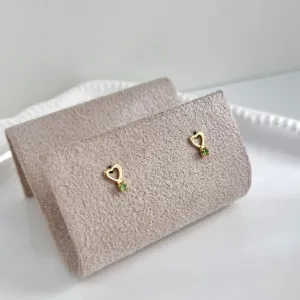 BRINCO CORAÇÃO VAZADO COM PEDRINHA VERDE