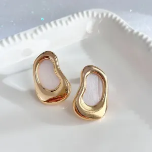 BRINCO ORGÂNICO PEDRA ACRÍLICA EM MADRE PÉROLA