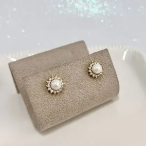 BRINCO PEQUENO PÉROLA SHELL COM ZIRCONIAS