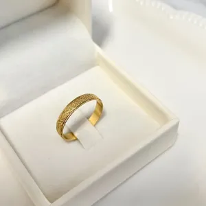 ANEL - ALIANÇA GRANITADA COM FRISO NA BORDA 4MM