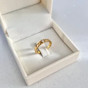 ANEL COM DETALHES QUADRADOS