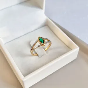 ANEL PEDRA NAVETE VERDE ESMERALDA COM CRAVAÇÃO INGLESA