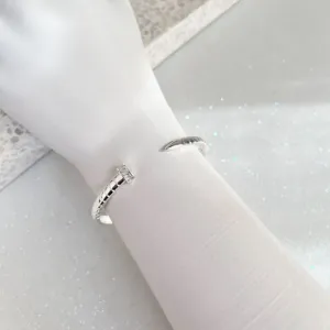 BRACELETE PREGO ABERTO COM ZIRCONIAS BAGUETES