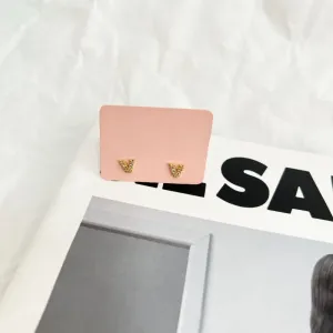 BRINCO SEGUNDO FURO LETRA CRAVEJADA - V