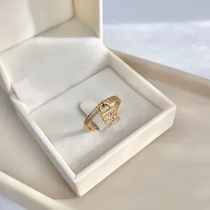 ANEL CRAVEJADO COM PINGENTE DE CADEADO