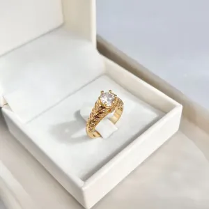 ANEL SOLITÁRIO COM ACABAMENTO ALTO E MICRO ZIRCONIAS