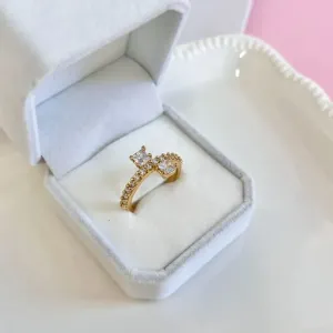 ANEL ZIRCONIAS E DUAS PEDRAS QUADRADAS