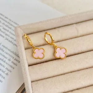 BRINCO ARGOLA CLICK TREVO MADRE PÉROLA ROSINHA