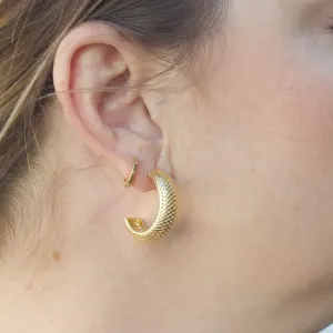 BRINCO ARGOLA TUBO COM DETALHES VAZADOS