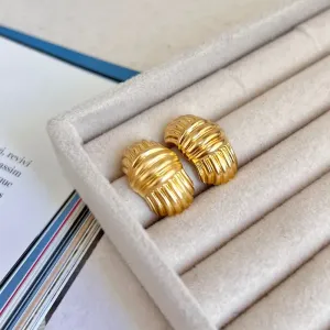 BRINCO PINO MEIA ARGOLA COM DETALHES VERTICAIS E HORIZONTAIS