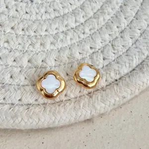 BRINCO TREVO MADRE PÉROLA BRANCA 12MM