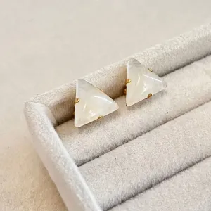 BRINCO TRIÂNGULO EM PEDRA NATURAL - QUARTZO BRANCO