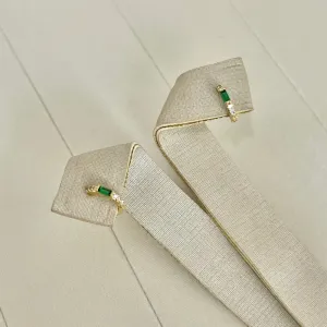 BRINCO ARGOLA ARTICULADA COM BAGUETE VERDE