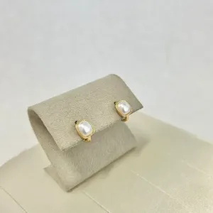 BRINCO ARGOLA ARTICULADA MEIA PÉROLA RETÂNGULAR