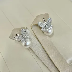 BRINCO ARGOLA COM BORBOLETA E PÉROLA