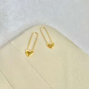 BRINCO ARGOLA COM CORAÇÃO NA PONTA