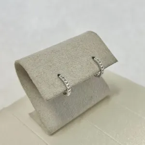 BRINCO ARGOLA FINA COM CORAÇÕES