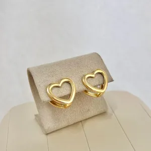 BRINCO ARGOLA FORMATO CORAÇÃO LISO VAZADO