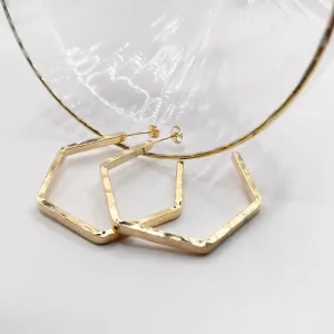 BRINCO ARGOLA HEXÁGONO COM DETALHES ORGÂNICOS