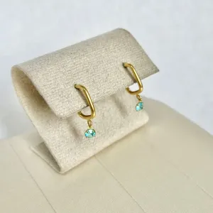 BRINCO ARGOLA QUADRADA COM UMA PEDRINHA AZUL DE STRASS