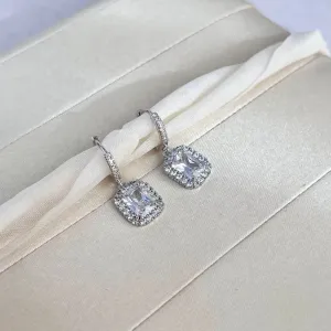 BRINCO ARGOLA ZIRCONIAS COM PINGENTE RETANGULAR PRINCESA