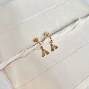 BRINCO ARGOLINHA COM PINGENTE DE ARCO ÍRIS