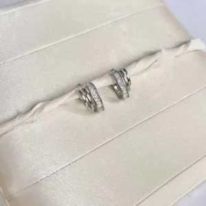 BRINCO EAR HOOK BAGUETES E 2 FIOS LISOS