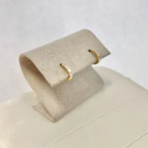 BRINCO MINI ARGOLA TRABALHADA E COM CANETA DE RODIO