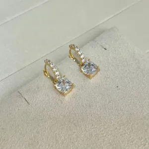 BRINCO ARGOLA ARTICULADA CRAVEJADA  COM PINGENTE QUADRADO