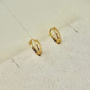 BRINCO ARGOLA ARTICULADA FINA CORAÇÕES VAZADOS