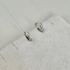 BRINCO ARGOLA ARTICULADA FINA CORAÇÕES VAZADOS