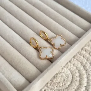 BRINCO ARGOLA CLICK TREVO BRANCO