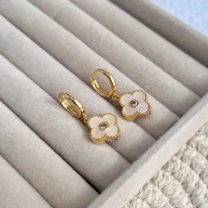 BRINCO ARGOLA CLICK TREVO MADRE PÉROLA E ZIRCONIA