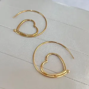 BRINCO ARGOLA COM CORAÇÃO VAZADO NA PONTA