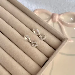 BRINCO ARGOLA COM PINGENTE DE MINI TREVO VAZADO