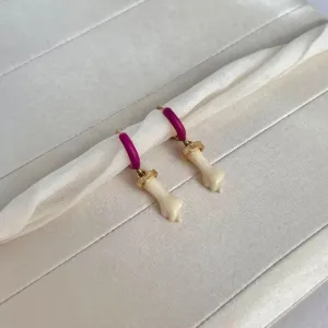 BRINCO ARGOLA DE CLICK RESINADA COM DENTE DE SABRE