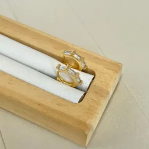 BRINCO ARGOLA FINA ARTICULADA COM ZIRCONIAS BAGUETES