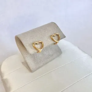 BRINCO ARGOLA FORMATO CORAÇÃO LISO VAZADO 1,5CM