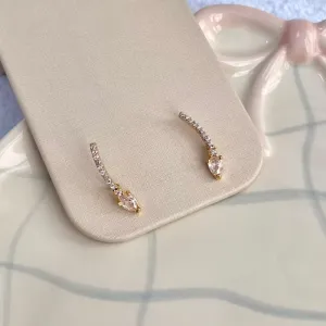 BRINCO EAR CUFF MICRO ZIRCONIAS E GOTA NO PINO