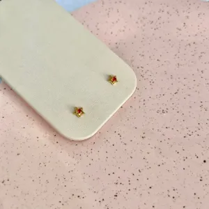 BRINCO ESTRELA COM PEDRINHA DE STRASS VERMELHA